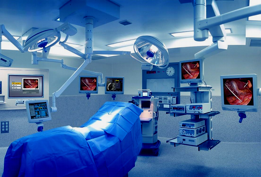 Ingenieros de Tivomedic revisando equipos médicos usados